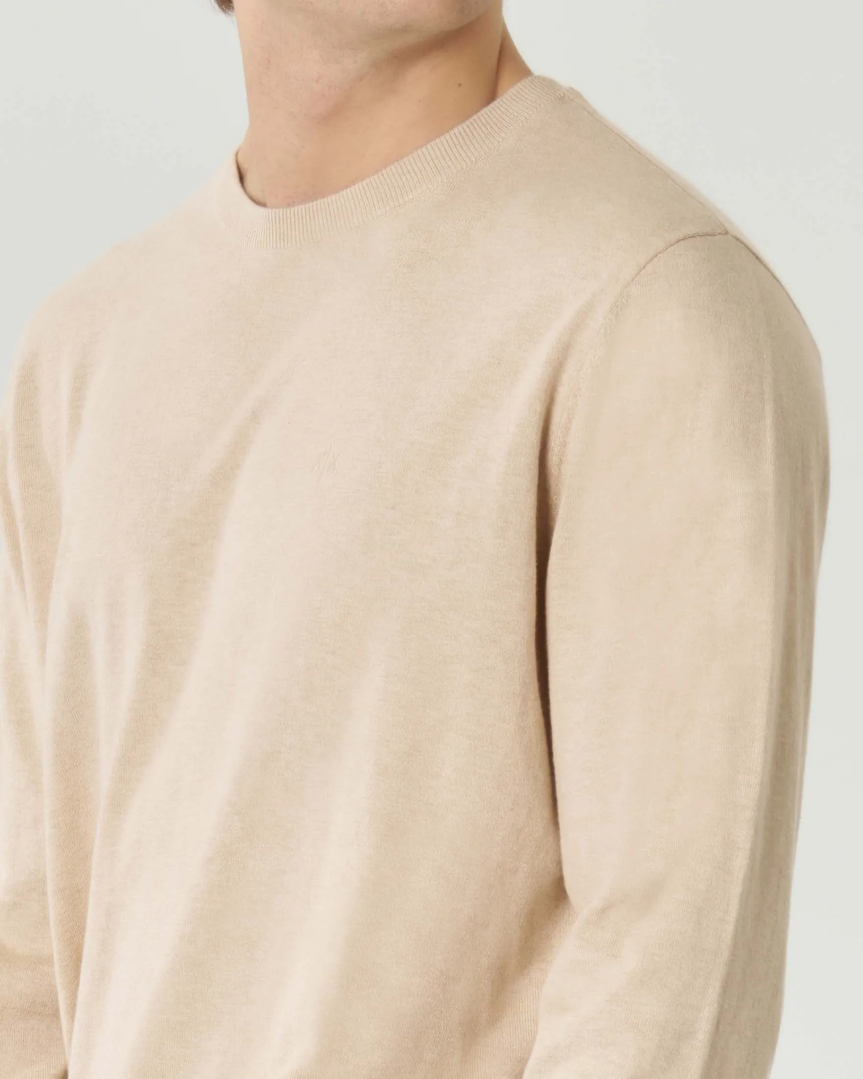 Maglia color sabbia girocollo in cotone e cashmere con logo ricamato sul petto